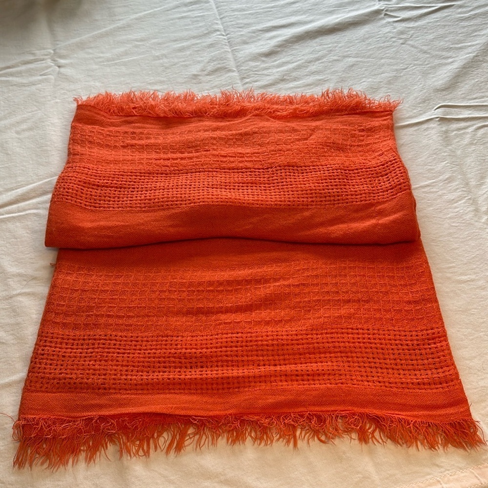 Steve Madden Light and wide infinity scarf